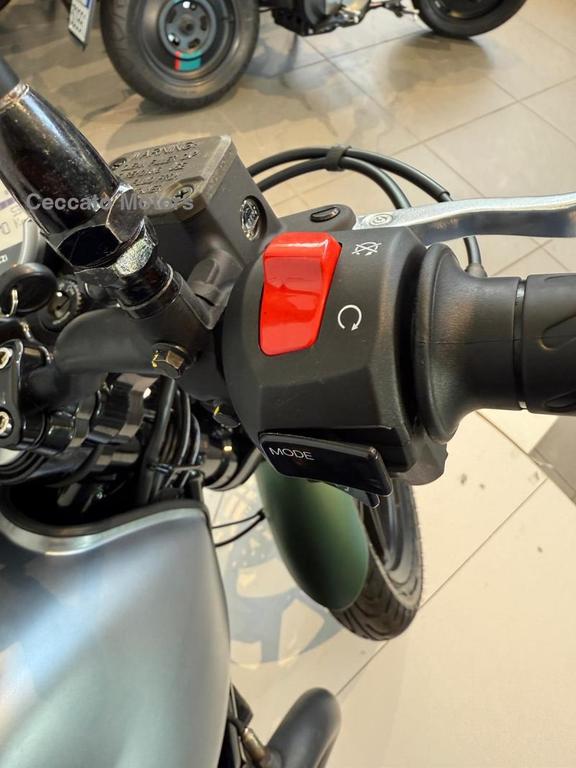MOTO GUZZI V7 750 Stone