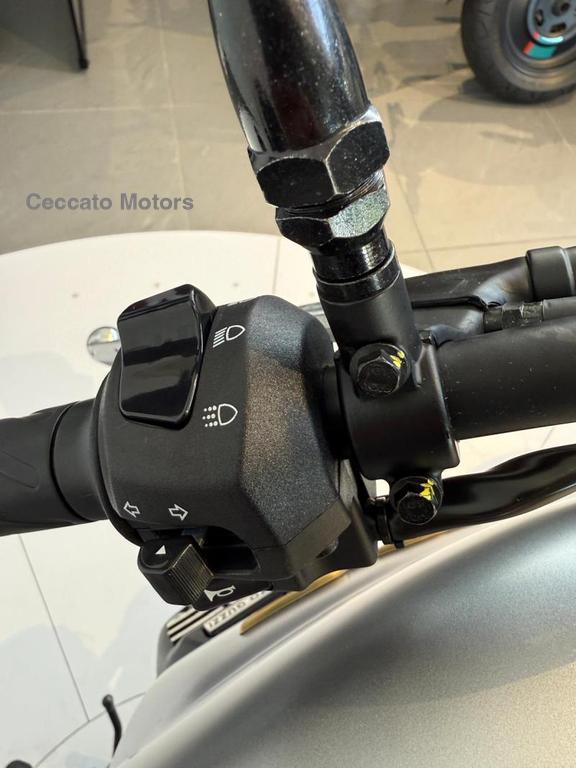 MOTO GUZZI V7 750 Stone