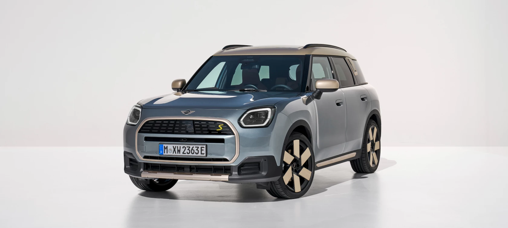 01 NUOVA ALL ELECTRIC MINI COUNTRYMAN Slide